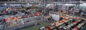 Una vista aérea de una fábrica con muchas máquinas.